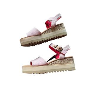 Tom’s Diana Natural Yarn Dye Raspberry Wedge Size 7 worn once